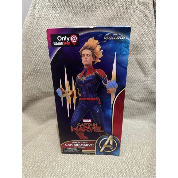 Diamond Select Gallery Binary Force Captain Marvel PVC Diorama Game Stop - Picture 2 of 10